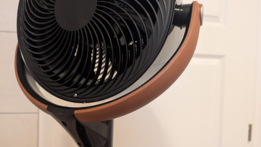 DREO TurboPoly 513S: Detailaufnahme des Ventilatorkopfes mit Halterung