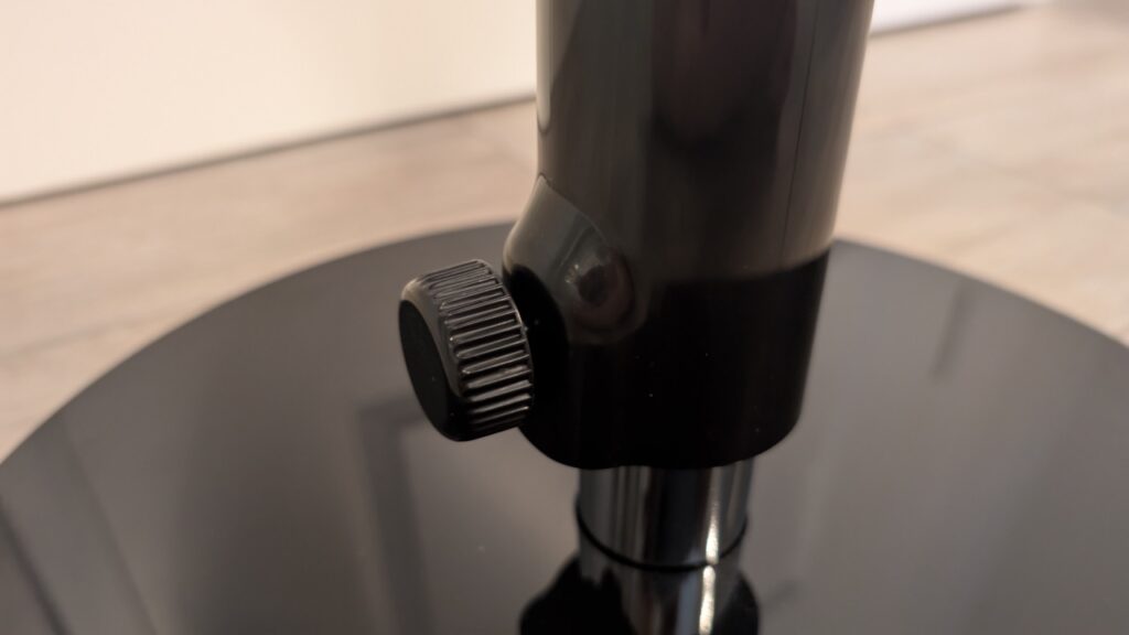 DREO TurboPoly 513S: Schraube zur Höhenverstellung