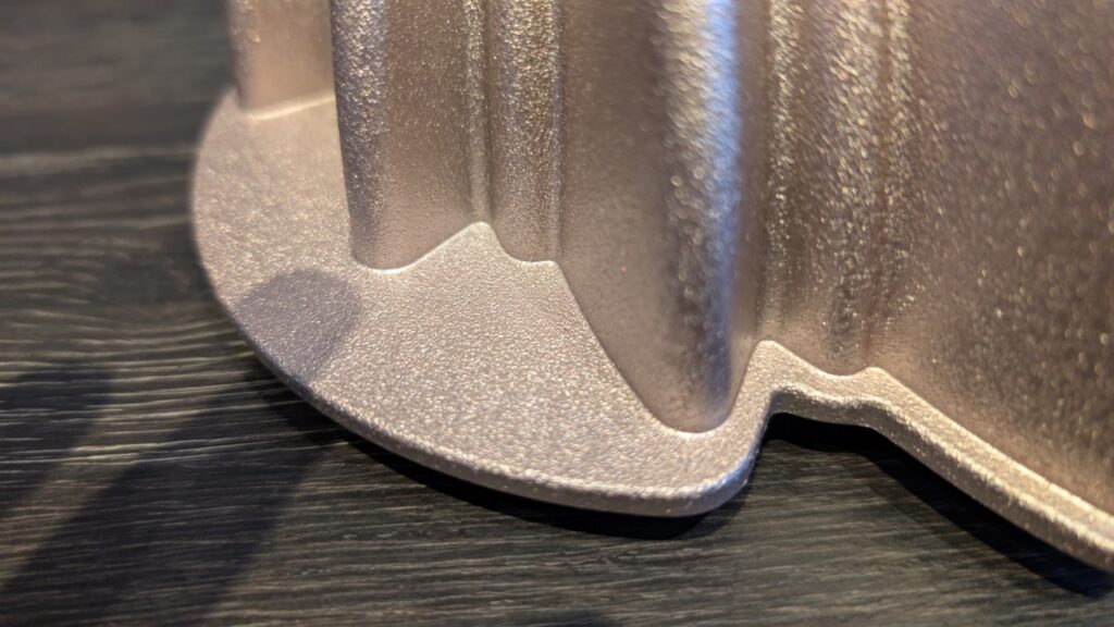 Innenansicht der Gugelhupfform Creative Sun mit spiralartiger Sonnenstruktur und seitlichen Griffen.