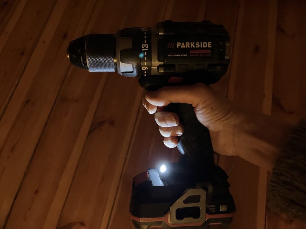 PARKSIDE PERFORMANCE PABSP 20 Li C3: Gerät in der Hand mit leuchtendem LED-Licht