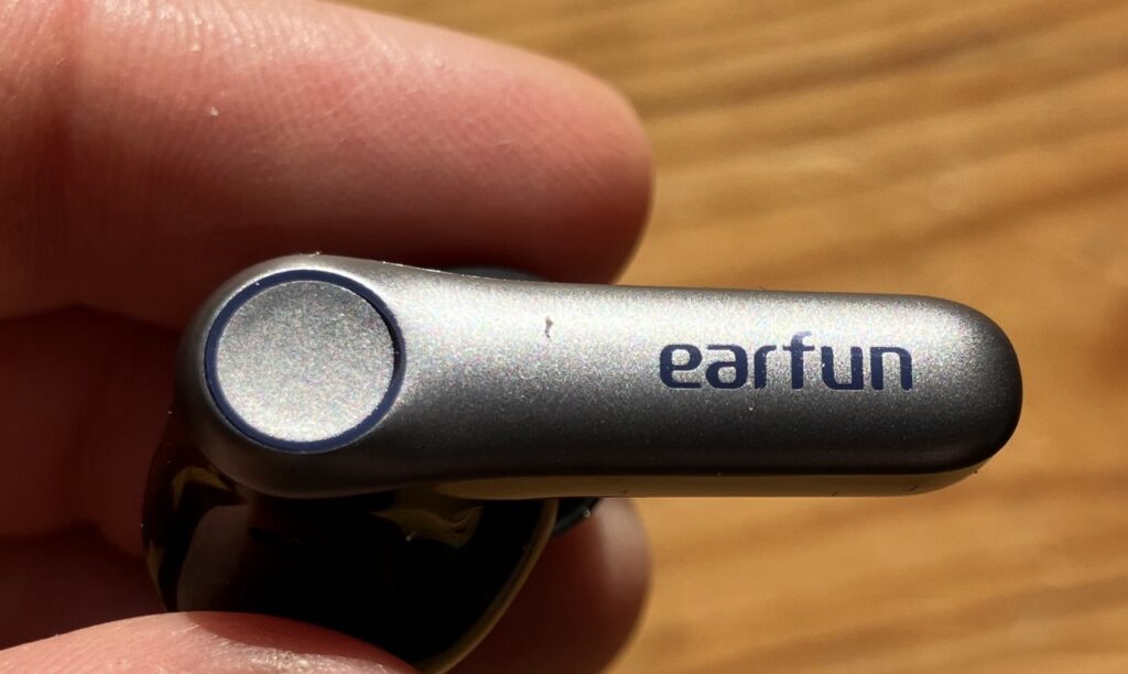 „EarFun Air Pro 4+“:„Logo und Touchfläche im Detail“