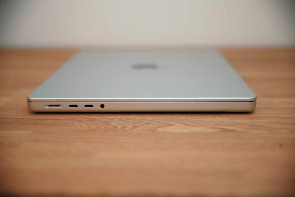 Apple MacBook Pro 14: Linke Seite mit MagSafe und zwei Thunderbolt-5-Ports im Detailblick