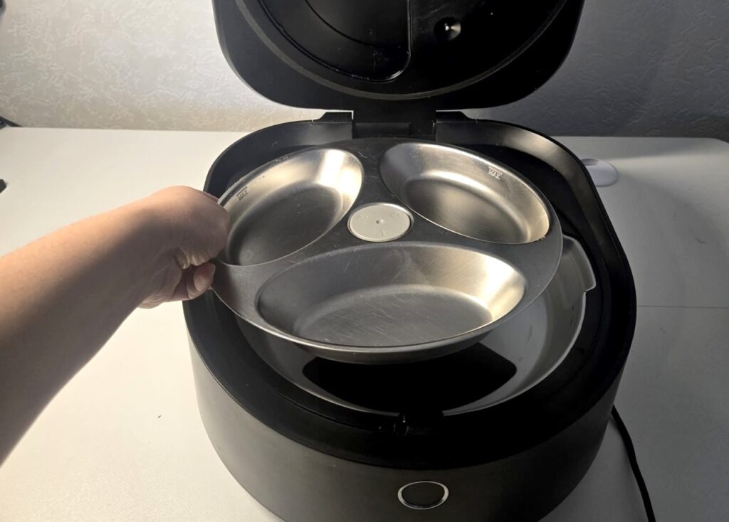 Dreigeteilte Edelstahlschale im geöffneten Futterautomaten