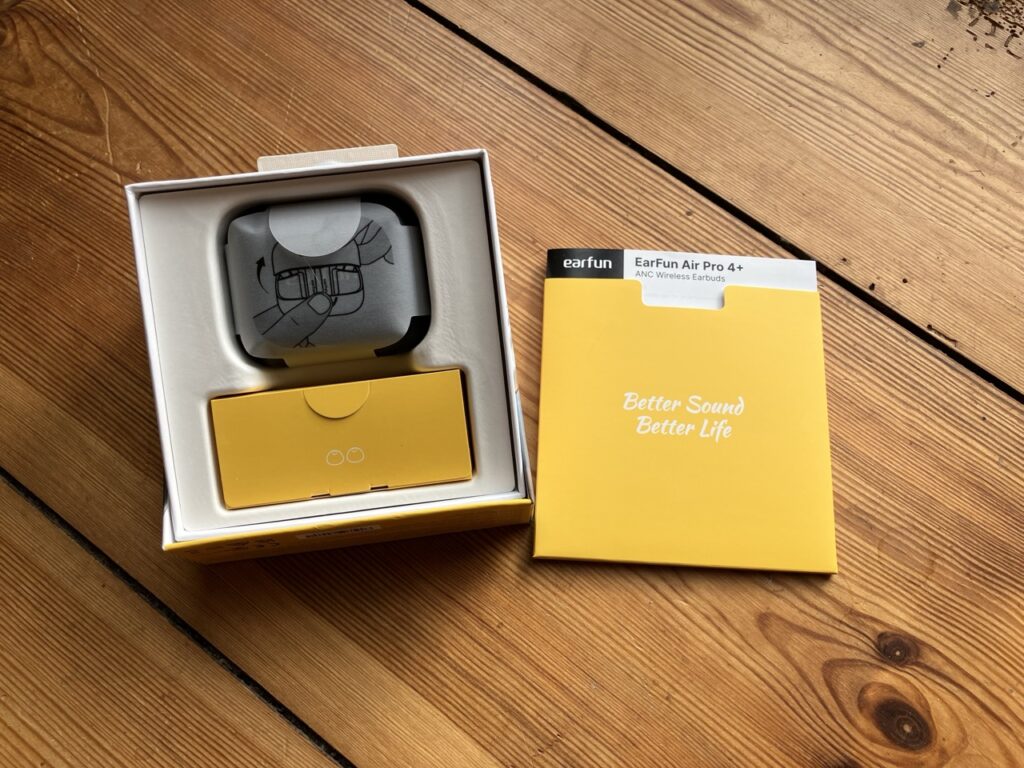 „EarFun Air Pro 4+“:„Verpackung und Case im Überblick“