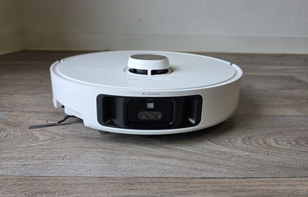 „Frontalansicht mit Sensorik und AI Action Kamera"