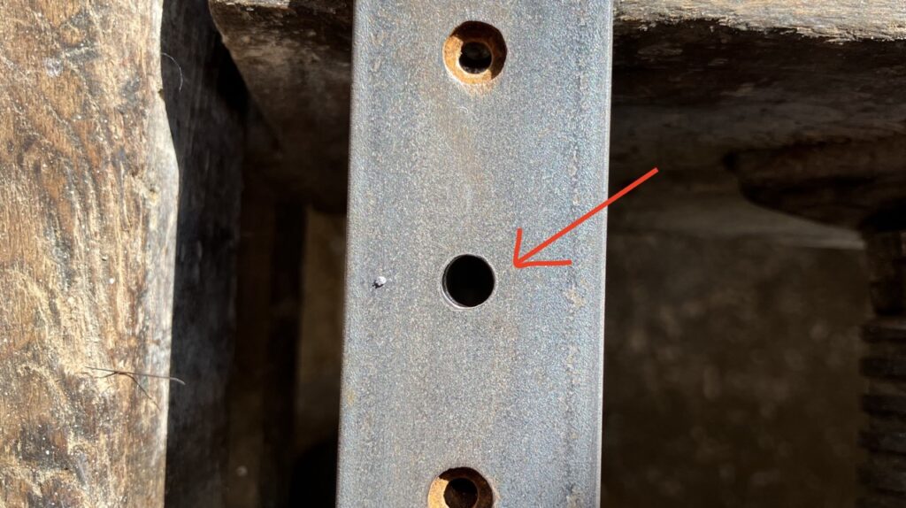 PARKSIDE PERFORMANCE® PABSP 20 Li C3: Bohrlöcher in Stahlwinkel nach Metallbohrtest