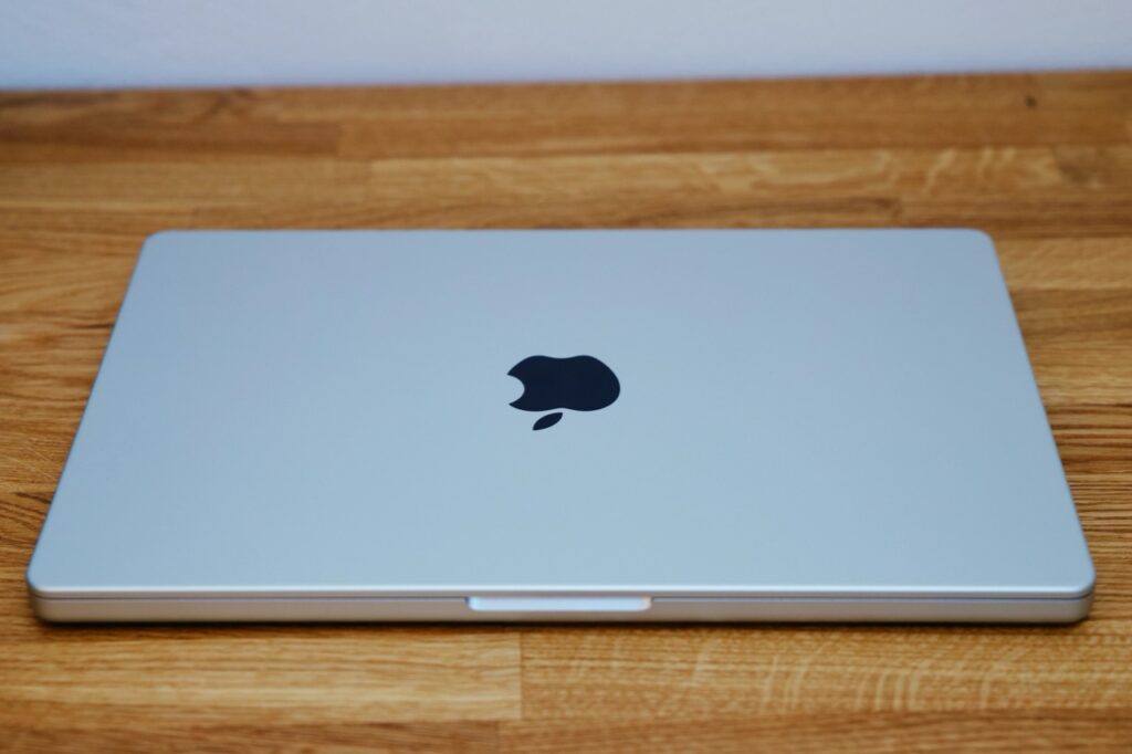 Apple MacBook Pro 14 M5 Pro: Rückseite mit Apple-Logo in Silber auf Holzoberfläche