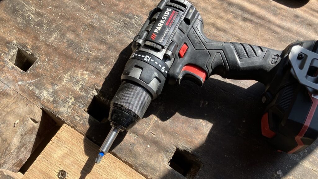 PARKSIDE PERFORMANCE PABSP 20 Li C3: Gesamtansicht beim Metallbohrtest im Außeneinsatz