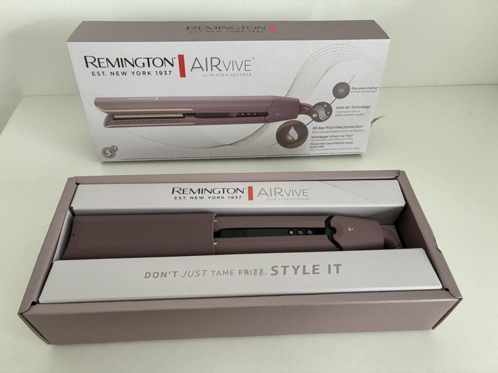 „Remington AIRvive S8930“:„Verpackung und Gerät im geöffneten Karton“
