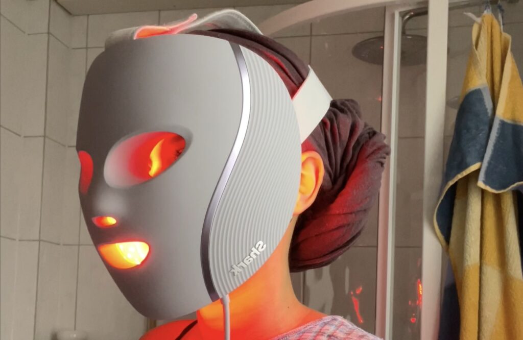 „Shark CryoGlow LED Maske“: „Seitenansicht während der Rotlicht Behandlung“