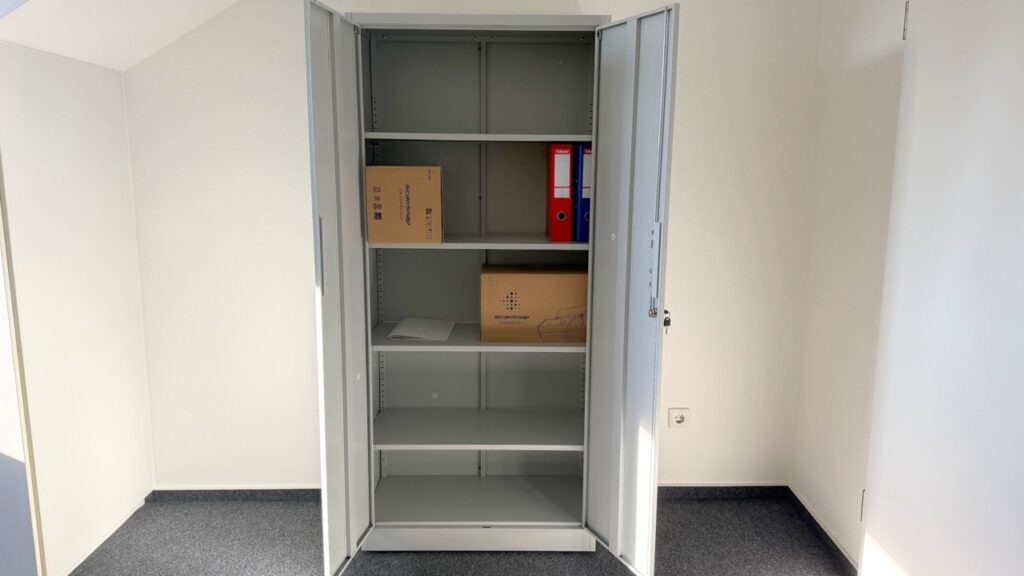 Frontalansicht mit 5 Fächern und höhenverstellbaren Einlegeböden