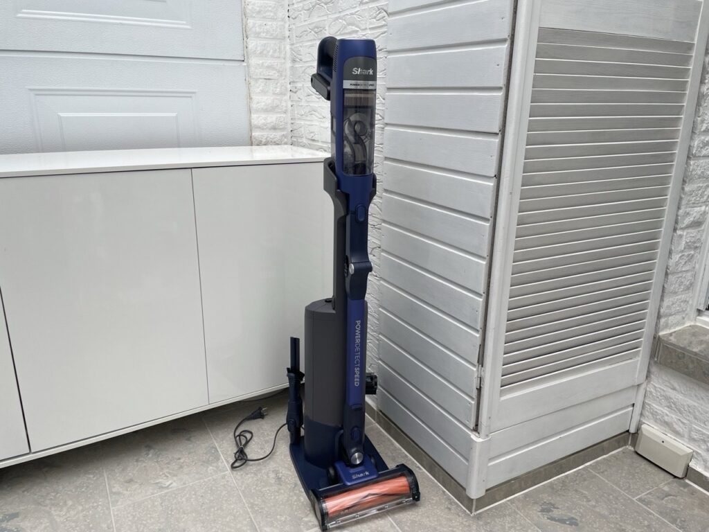 „Shark PowerDetect Speed“: Akku-Stielsauger in der Absaugstation