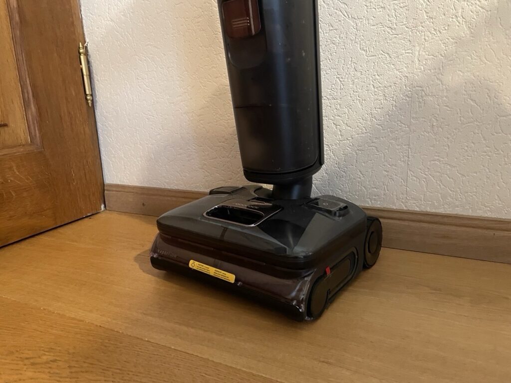 „Roborock F25 Ultra“: Gerät im Stand auf Hartboden