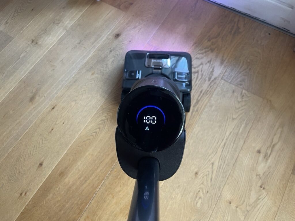 „Roborock F25 Ultra“: Anzeige am Stiel während des Betriebs