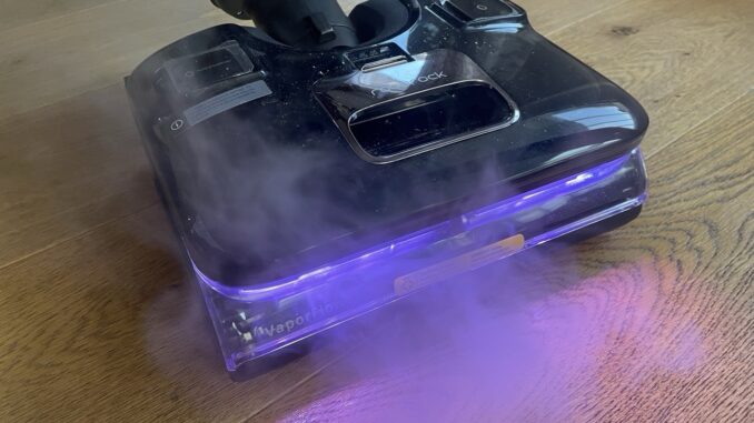 „Roborock F25 Ultra“: Dampfreinigung am Boden sichtbar