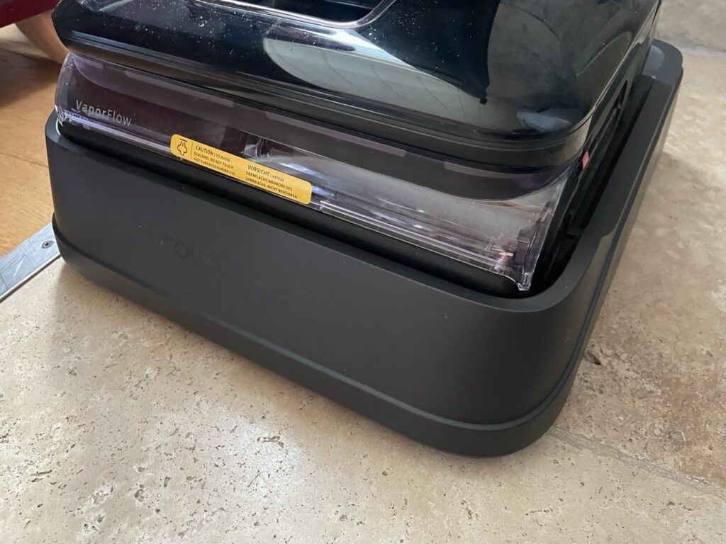 „Roborock F25 Ultra“: Gerät in der Station zur Pflege