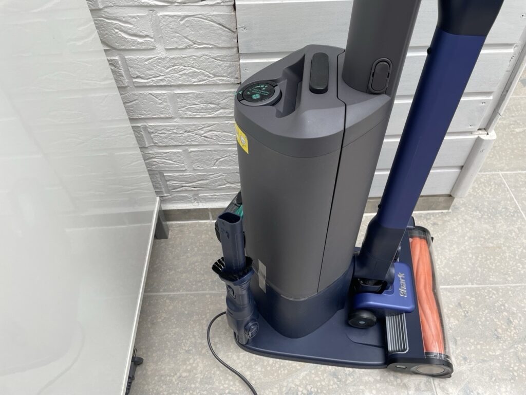 „Shark PowerDetect Speed“: Absaugstation mit Sauger