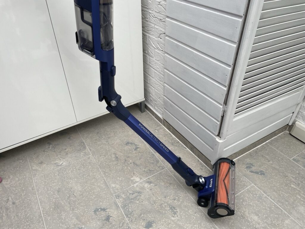 „Shark PowerDetect Speed“: Ausgeklappter Stielsauger