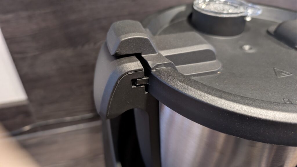 Panetti PrimoChef: Deckelverriegelung der Kochschüssel im Detail