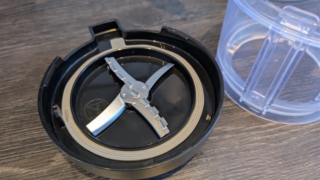 Tefal Dolci IG602A: Rührwerkzeug aus Stahl am Deckel