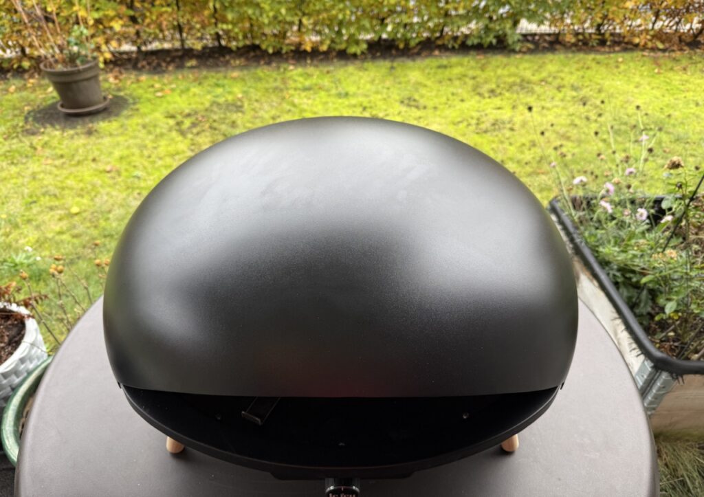 Ansicht der mattschwarzen Oberseite des Turtle Motion Pizzaofens.