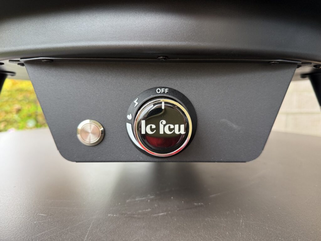 Nahaufnahme des Zündknopfs am Le Feu Turtle Motion Pizzaofen.