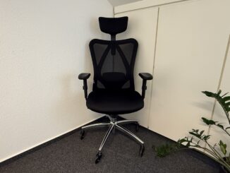 Ergonomischer Bürostuhl Sihoo M18 mit Kopfstütze und Netzrückenlehne in einem Büro.