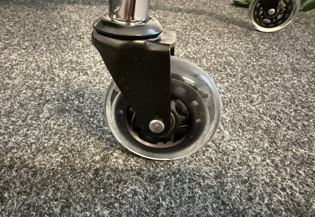 Nahaufnahme einer Gummirolle des Sihoo M18 auf Teppichboden.