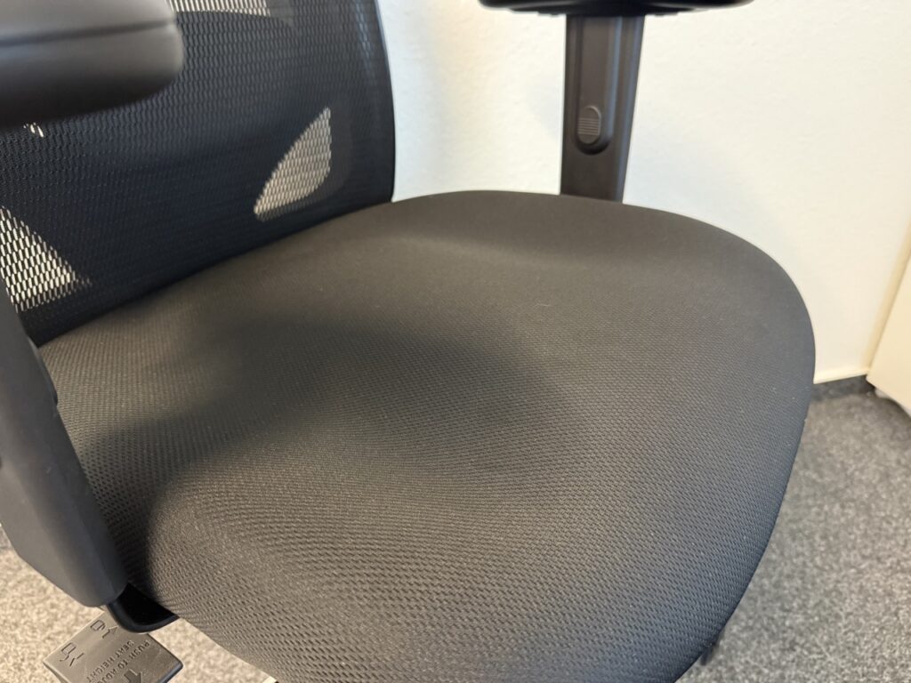 Nahaufnahme der Sitzfläche des Sihoo M18 mit strukturierter Polsterung.