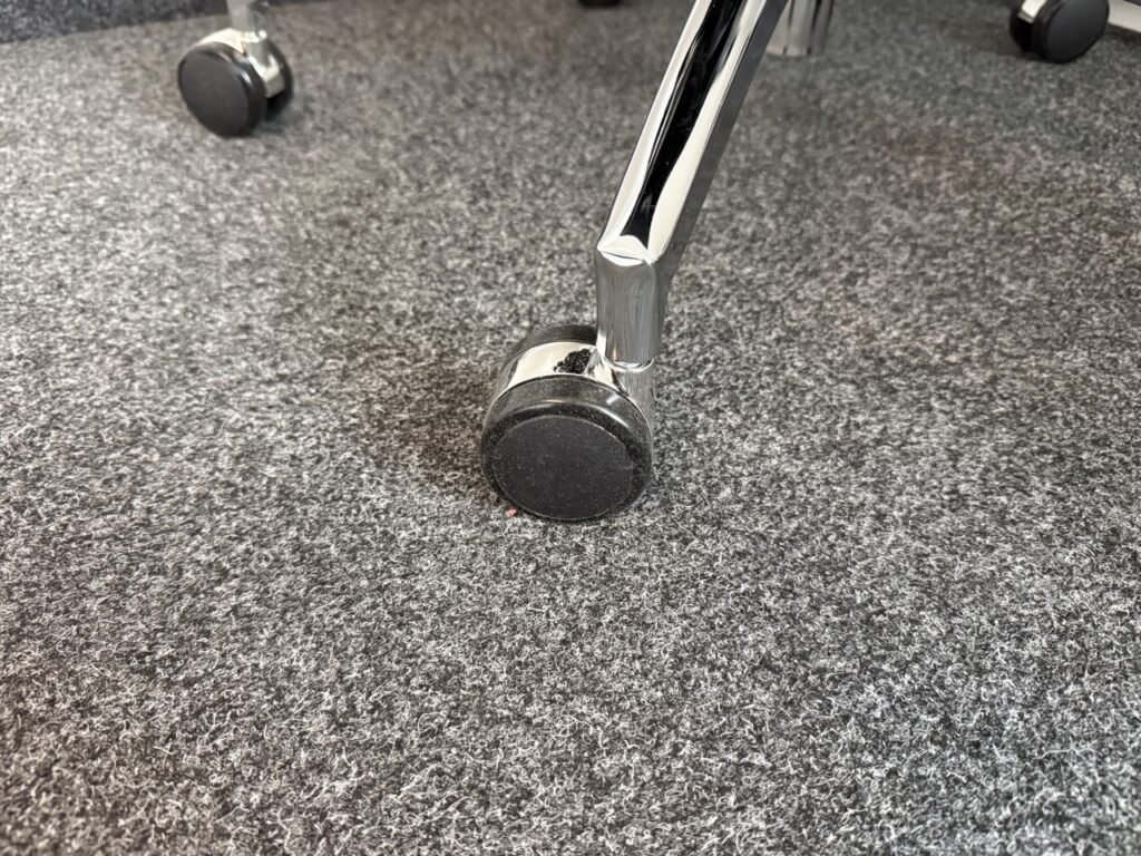 Nahaufnahme einer Rolle des Sihoo M57 auf Teppichboden.