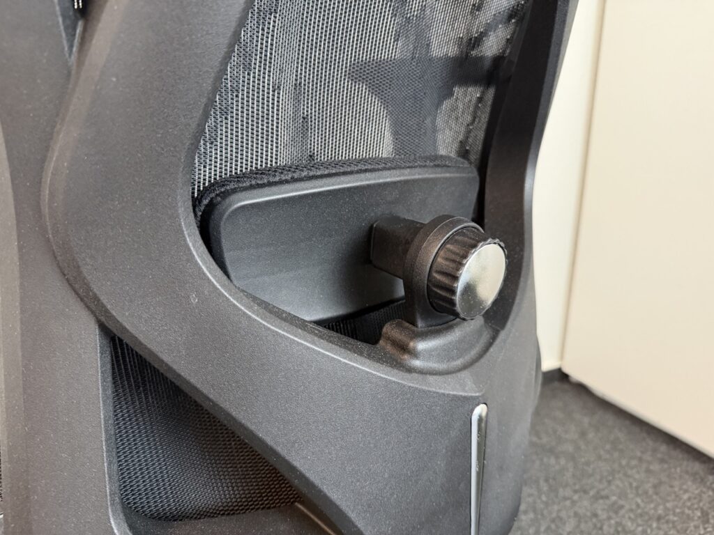 Lendenstütze des Sihoo M57 mit Verstellrad auf der Rückseite.