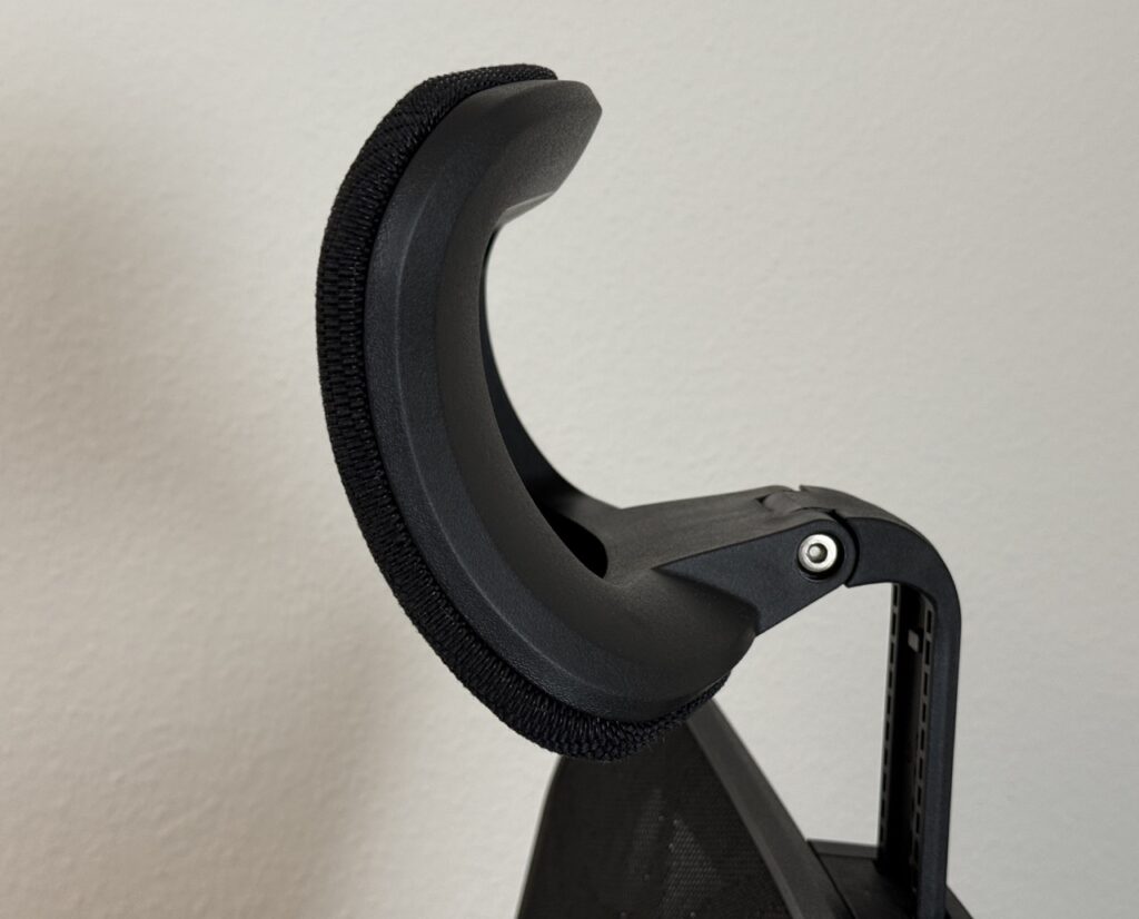 Kopfstütze des Sihoo M57 aus der Seitenansicht.