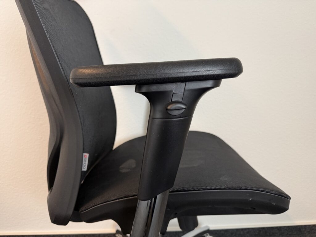 Armlehne des Sihoo M57 mit weicher Auflage und Höhenverstellung.