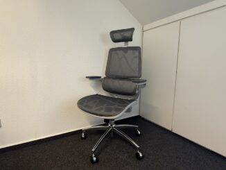 Der Sihoo M59AS Bürostuhl steht frei im Raum, vollständig sichtbar mit Kopfstütze und Armlehnen.