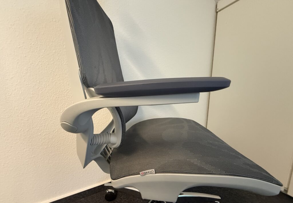Seitliche Ansicht der Armlehne des Sihoo M59AS.