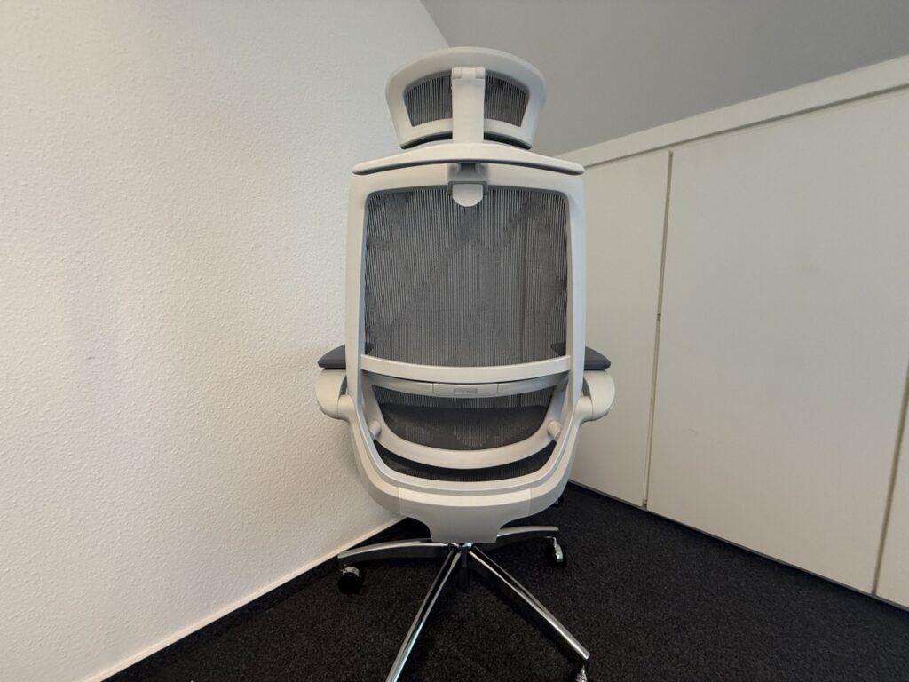 Rückseite des Sihoo M59AS mit weißem Rahmen und Mesh-Rückenlehne.