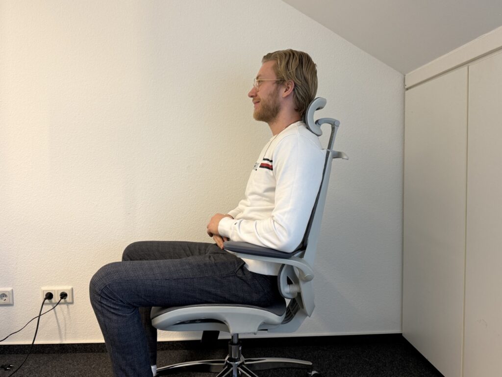 erson sitzt aufrecht auf dem Sihoo M59AS Bürostuhl mit Kontakt zur Rückenlehne.