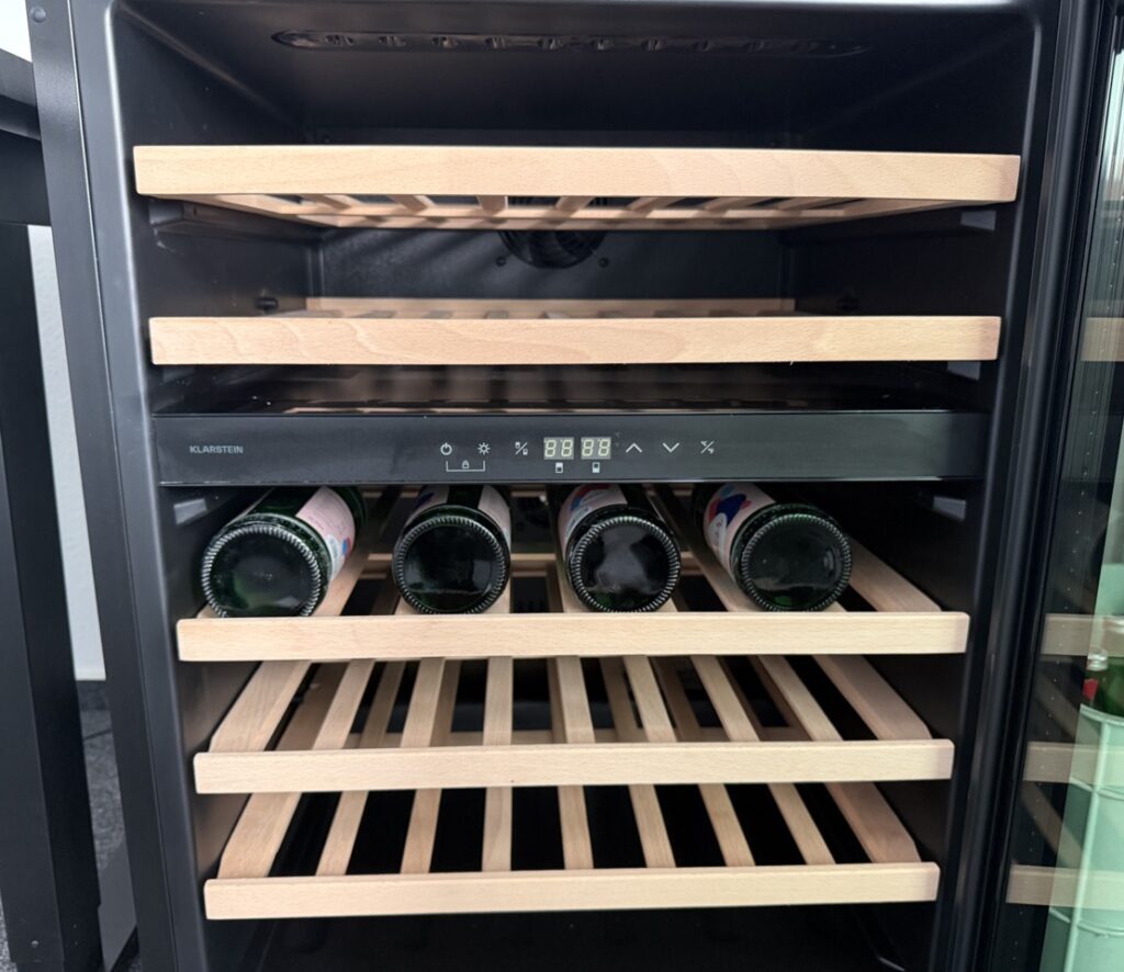 Steuerpanel des Klarstein Velaire mit Temperaturanzeige und Bedientasten.