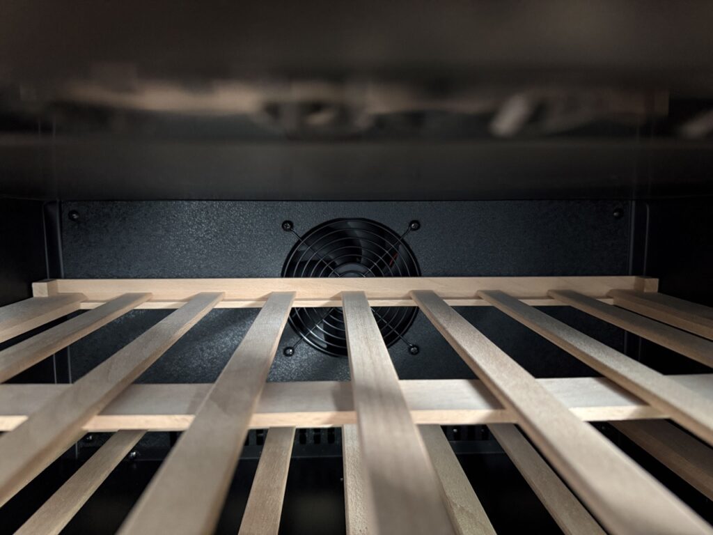 Innenansicht mit Lüfter des Klarstein Velaire für gleichmäßige Luftzirkulation.