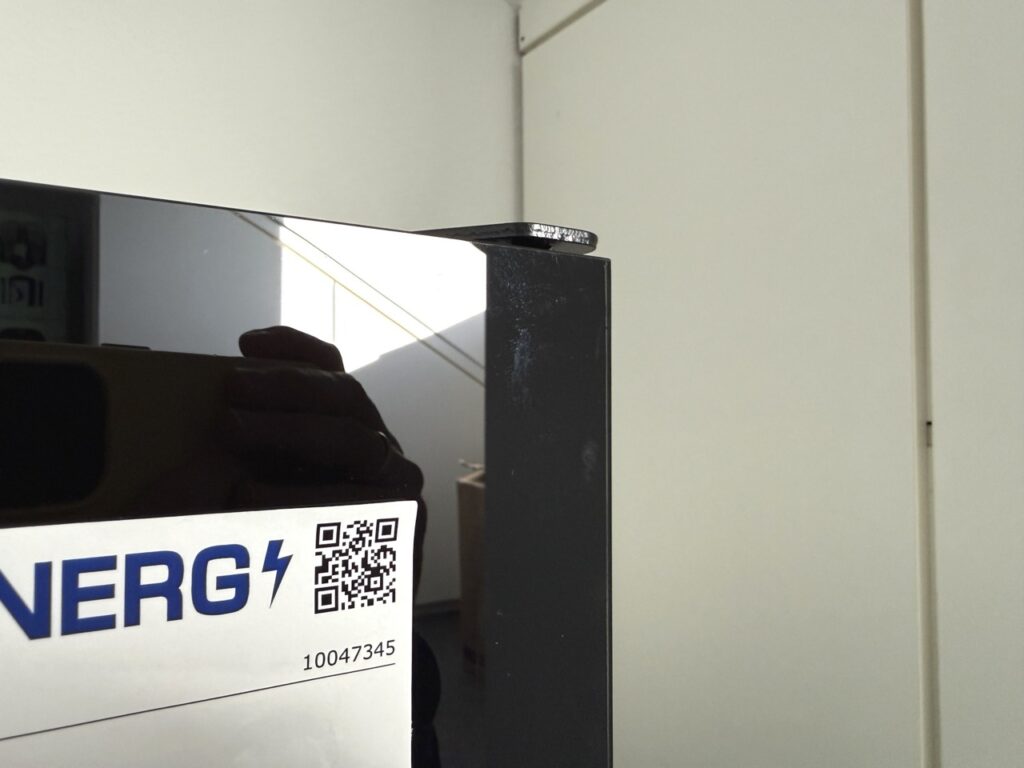 Detailaufnahme der oberen Glaskante und des Türgriffs des Klarstein Velaire mit leichten Fingerabdrücken auf der Glasfläche.