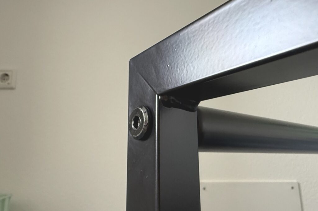 Nahaufnahme einer Schweißnaht und Schraubverbindung am STEELSØN Macondo Getränkekistenregal.