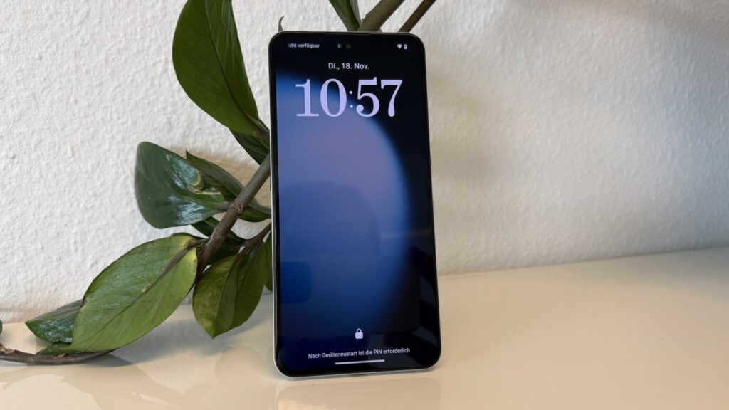 Vorderseite des Nothing Phone (3a) Lite mit eingeschaltetem Always-On-Display und schlanken Displayrändern. (Foto: Testsieger.de)