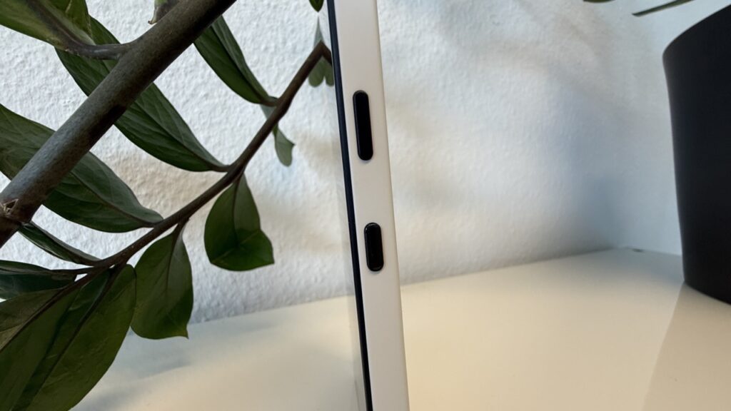 Nahaufnahme der seitlichen Lautstärketasten und der KI-Taste des Nothing Phone (3a) Lite. (Foto: Testsieger.de)