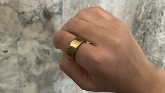 Nahaufnahme des UltraHuman Ring AIR am Finger, Fokus auf die glänzende Außenfläche.