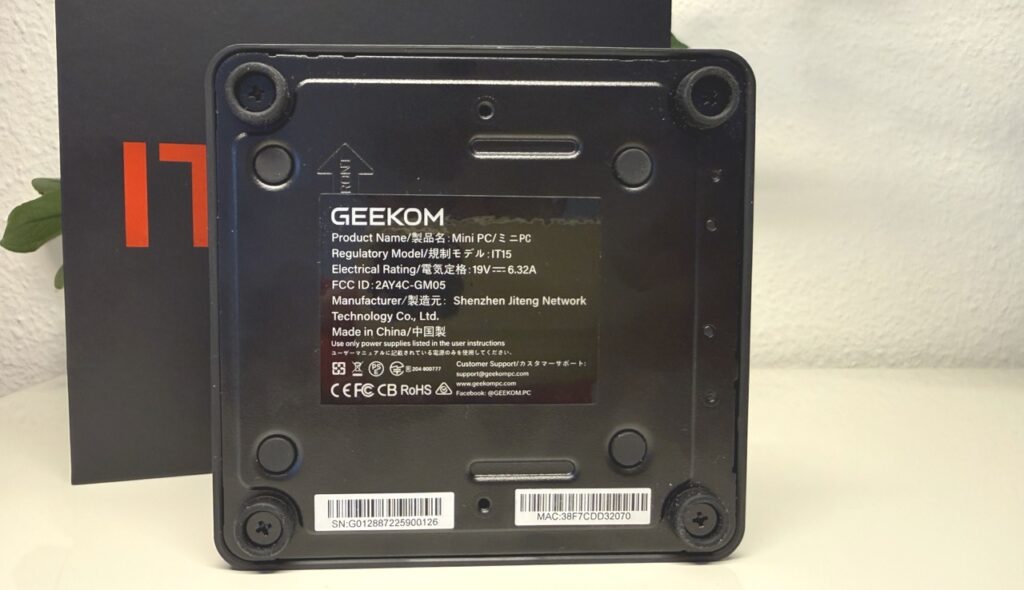 GEEKOM IT15: Unterseite mit leichter Öffnung und stabiler Basis