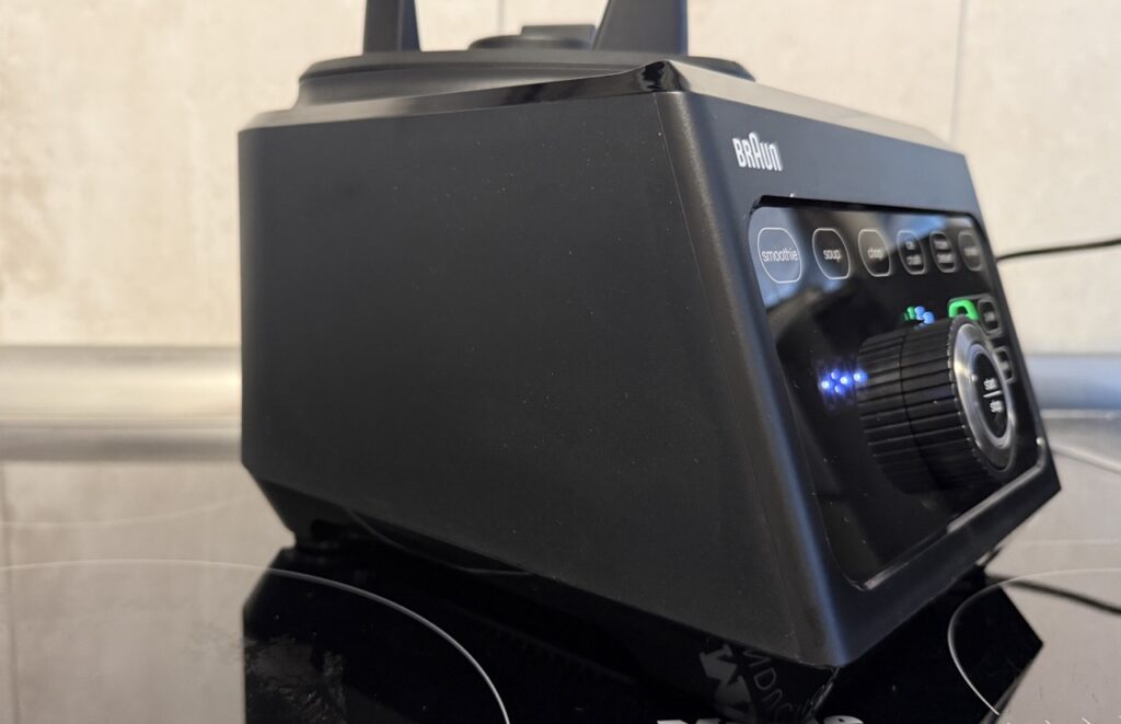 Braun PowerBlend 9 JB 9040: Massive Motorbasis im Seitenprofil