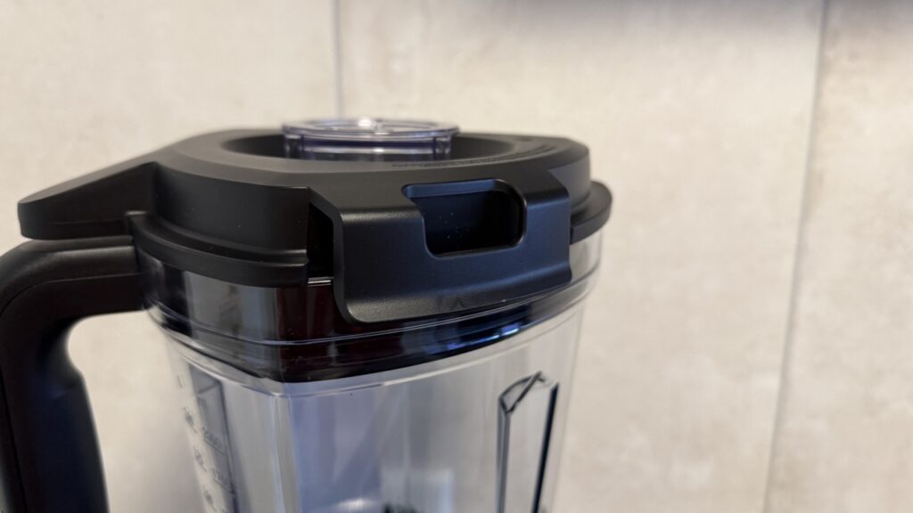 Braun PowerBlend 9 JB 9040: Deckel mit integrierter Messbecheröffnung