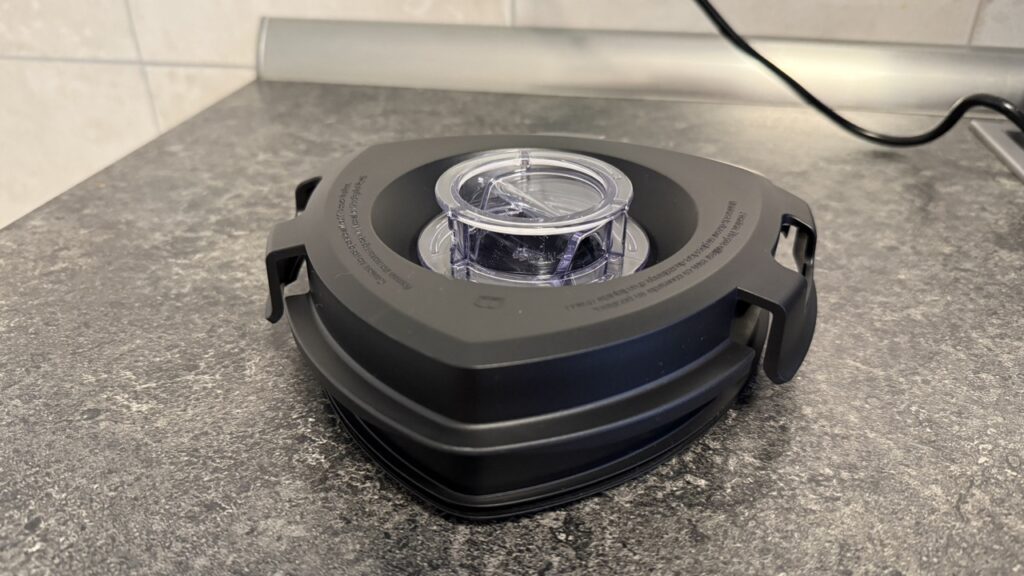 Braun PowerBlend 9 JB 9040: Abnehmbarer Deckel mit Messbecher