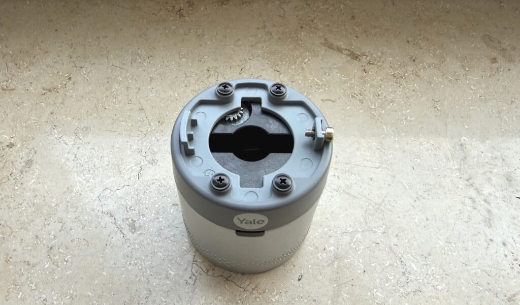 Yale Linus L2 Lite: Blick ins Innere des Schlosses mit Montagebereich