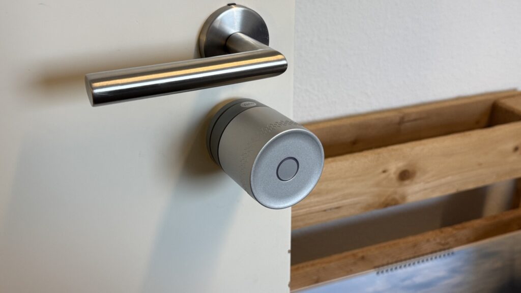 Yale Linus L2 Lite: Silbernes Smartlock unter der Türklinke im Einsatz